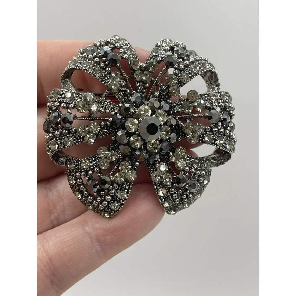 Rhinestone Brooch Silver Gray Sparkle Stunning‎ Flower